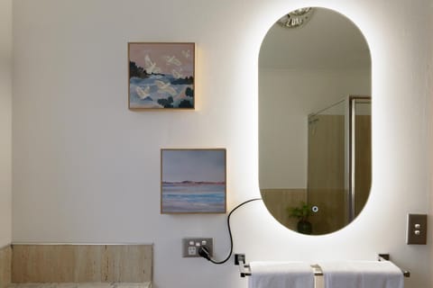 Sunny Ambleside Escape & Home Office House in Devonport