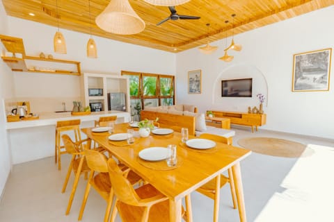 TV and multimedia, Kitchen or kitchenette, Living room, Seating area, Dining area