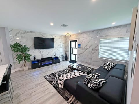 Communal lounge/ TV room, TV and multimedia, Living room, Seating area, Evening entertainment