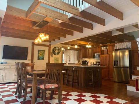 Kitchen or kitchenette, Dining area