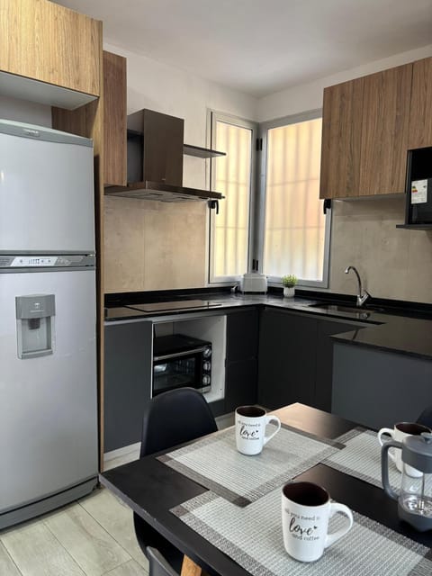 Coffee/tea facilities, Kitchen or kitchenette, Dining area, oven, stove, toaster
