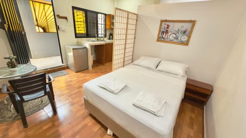 Bed, Kitchen or kitchenette, Photo of the whole room, Dining area, Bedroom