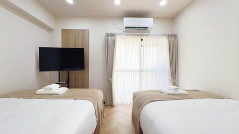 Bed, TV and multimedia, Photo of the whole room, Evening entertainment, Bedroom, towels, air conditioner