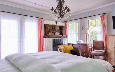 Bed, TV and multimedia, Living room, Photo of the whole room, Seating area, Bedroom, minibar