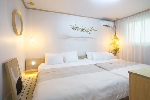Bed, Photo of the whole room, Bedroom, air conditioner