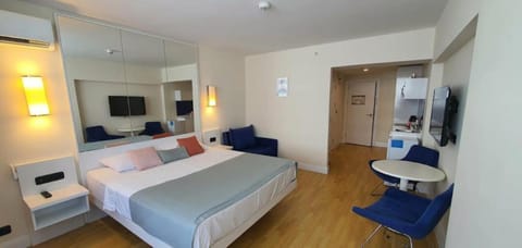 Communal lounge/ TV room, Bed, TV and multimedia, Kitchen or kitchenette, Photo of the whole room, Seating area, Evening entertainment, Bedroom