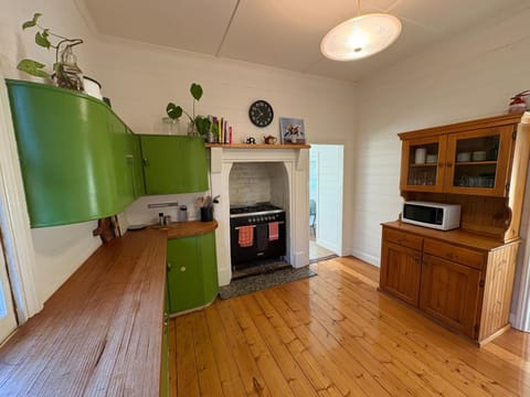 Kitchen or kitchenette, oven