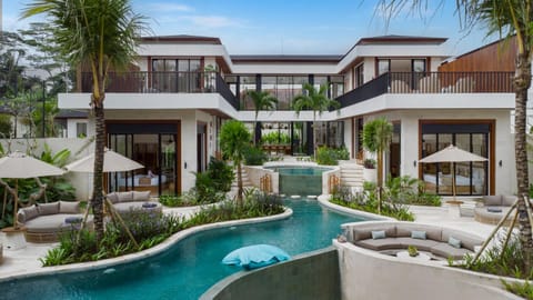 Property building, View (from property/room), Balcony/Terrace, Pool view, Swimming pool, sunbed