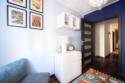 Bed, Seating area, Kids's club, Bedroom, bunk bed