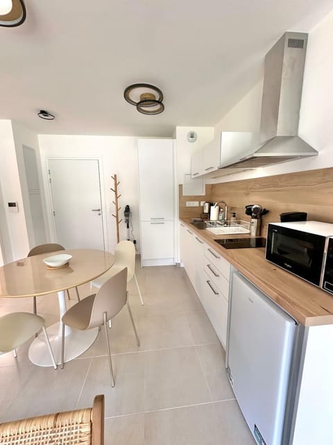 Kitchen or kitchenette, Dining area, microwave, stove