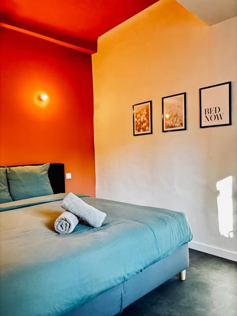 Bed, Photo of the whole room, Bedroom, towels