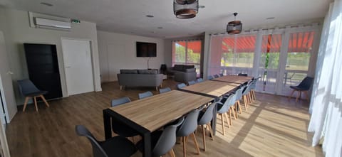 Communal lounge/ TV room, TV and multimedia, Living room, Dining area, air conditioner