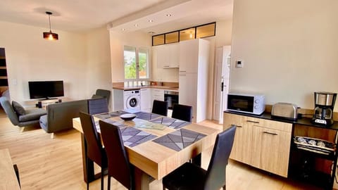 TV and multimedia, Kitchen or kitchenette, Seating area