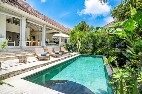 Garden view, Pool view, Swimming pool, sunbed