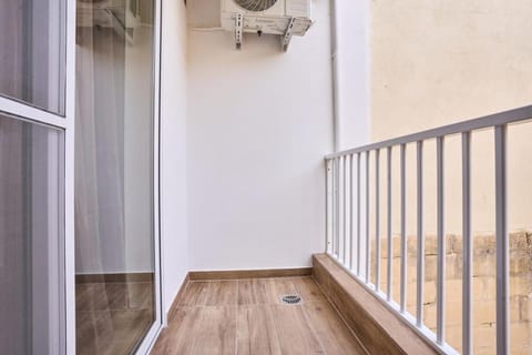 LotusEscape Modern Apartment, 7 Minutes Walk to Promenade St Pauls Bay Apartment in Saint Paul's Bay