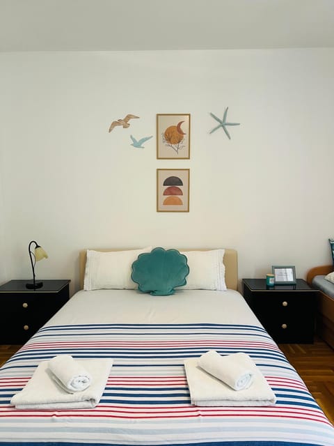 Bed, Bedroom, towels