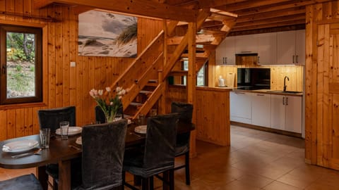 Kitchen or kitchenette, Living room, Seating area, Dining area