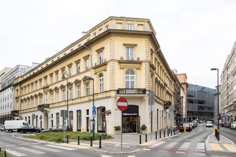 Property building, Neighbourhood, Street view, Location
