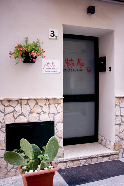 Facade/entrance