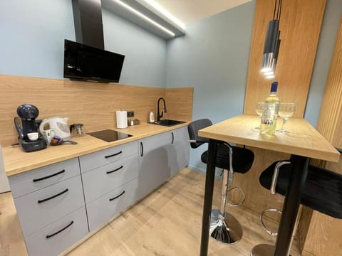 Coffee/tea facilities, Kitchen or kitchenette, Dining area, stove