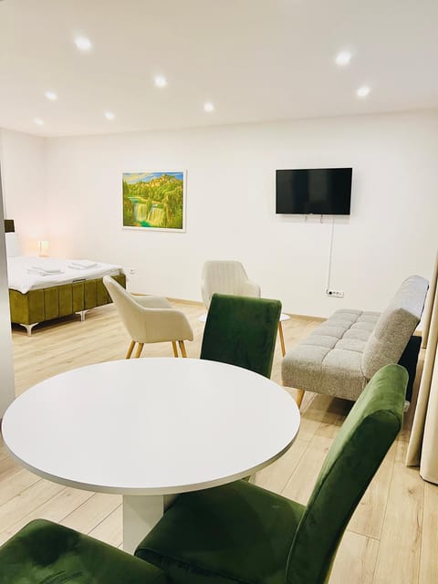 TV and multimedia, Living room, Seating area, Evening entertainment