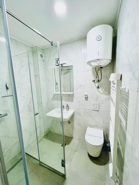 Shower, Toilet, Bathroom, bidet, towels