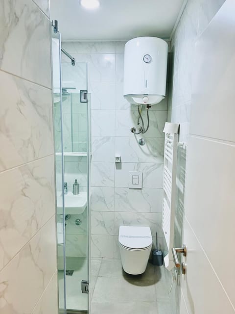 Shower, Toilet, Bathroom, towels