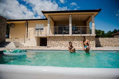 Guests, Swimming pool