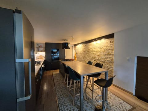 Kitchen or kitchenette, Dining area, oven