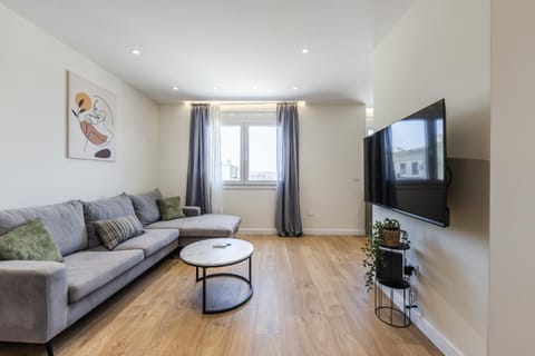 TV and multimedia, Living room, Seating area, Evening entertainment