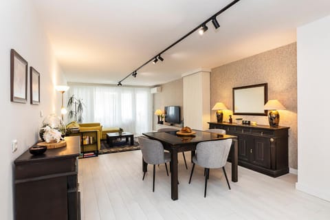 Communal lounge/ TV room, Coffee/tea facilities, Kitchen or kitchenette, Living room, Seating area, Dining area