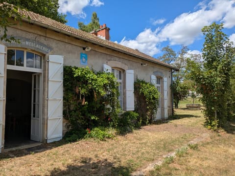 Property building, Day, Garden, Garden, Garden view