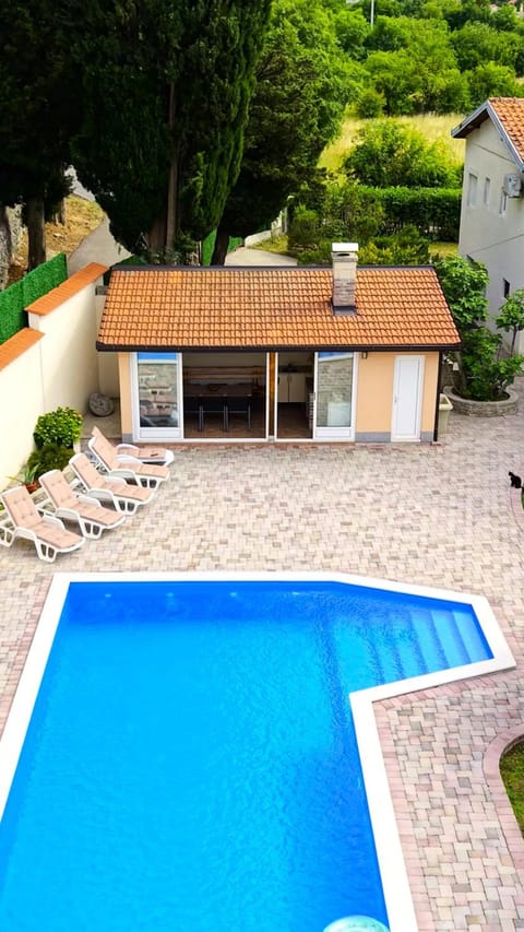 Property building, Patio, Day, Pool view, Swimming pool, sunbed