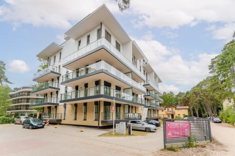 Property building, Neighbourhood, Street view, Location, Parking