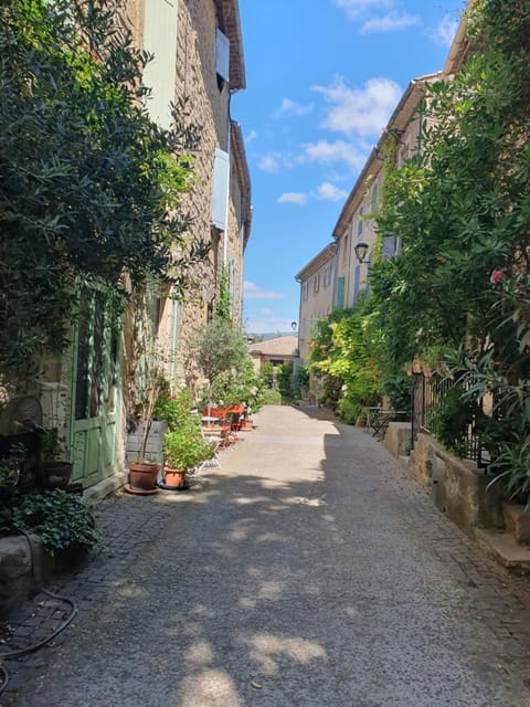 Property building, Day, Neighbourhood, Garden, Street view