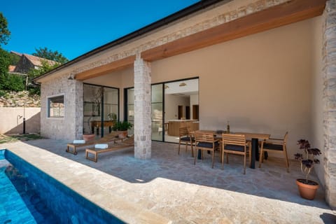 Property building, Day, Pool view, Swimming pool, sunbed