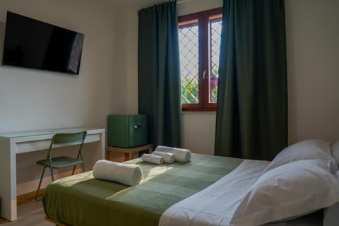 Bed, TV and multimedia, Photo of the whole room, Bedroom, towels