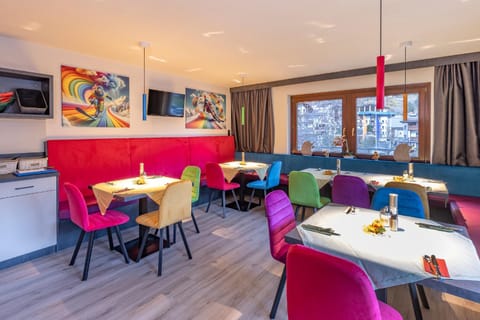 Seating area, Breakfast