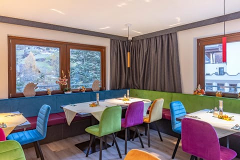 Seating area, Breakfast