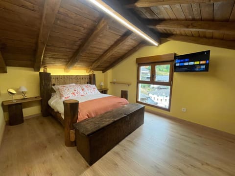 Bed, TV and multimedia, Photo of the whole room, Bedroom
