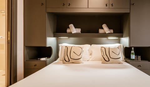 Bed, Photo of the whole room, towels, wardrobe