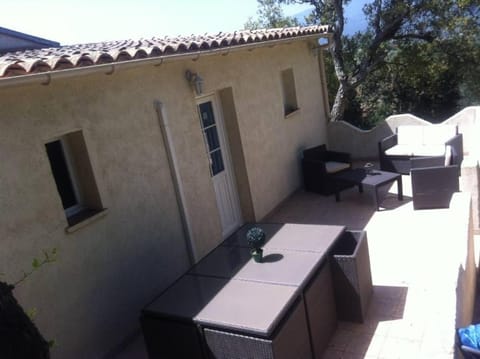 APPARTEMENT 2 CHAMBRES PISCINE A PARATGEr Apartment in Porto-Vecchio