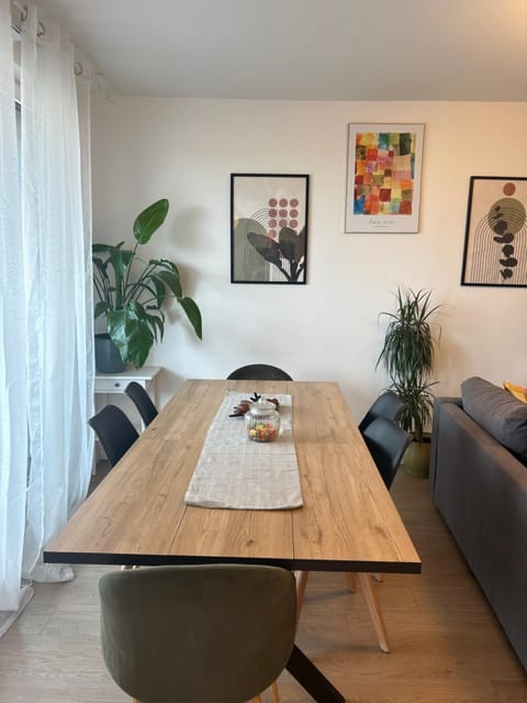 Agréable 3 pièces - 8P - Parking - Séjour idéal Paris Proche Gare Apartment in Saint-Denis, France