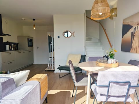 Kitchen or kitchenette, Seating area, Dining area