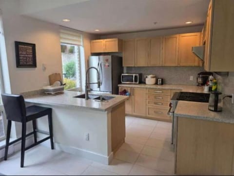 Private Room in Vibrant Vancouver - with share living room and kitchen Vacation rental in Richmond