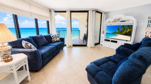 Communal lounge/ TV room, TV and multimedia, Living room, Seating area, Sea view