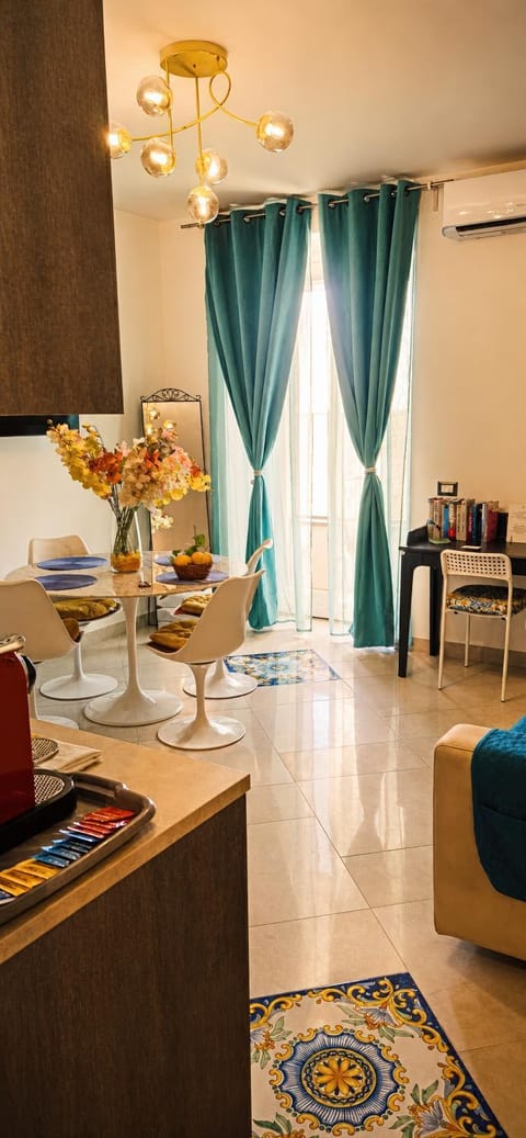 Living room, Seating area, Dining area, Lunch