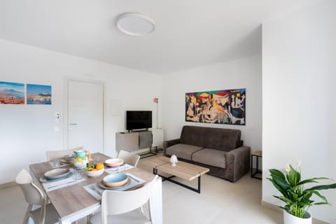 Living room, Food and drinks, Dining area, Food