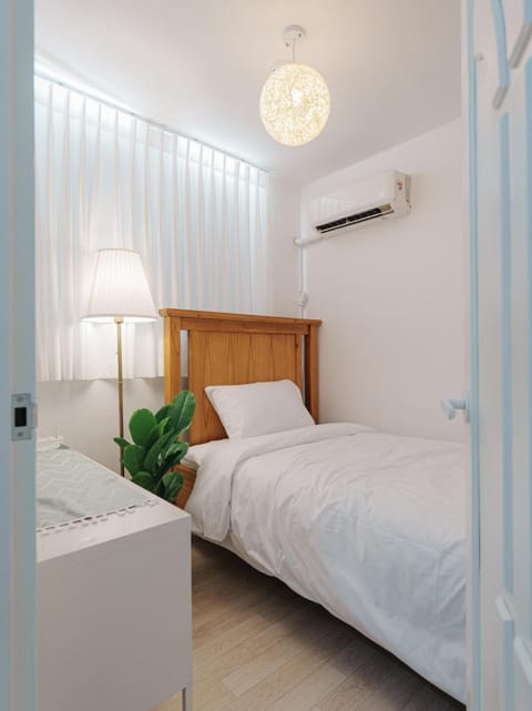 Bed, Bedroom, air conditioner