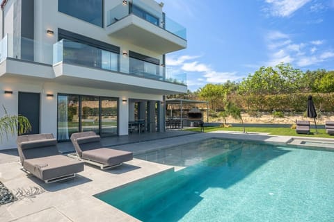 Patio, Garden view, Swimming pool, sunbed